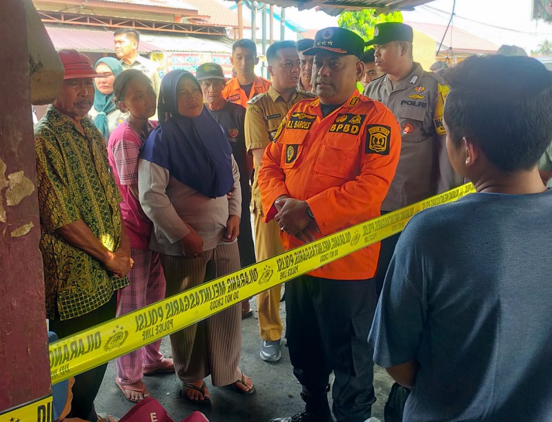 BANTUAN: BPBD Binjai saat memberikan bantuan kepada korban kebakaran di Binjai Barat.(Istimewa/Sumut Pos)