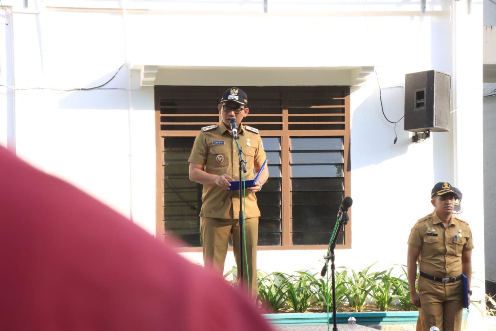 Diskominfo Binjai/Sumut Pos APEL:Wawako Binjai, Hasanul Jihadi saat memimpin apel gabungan di balai kota.