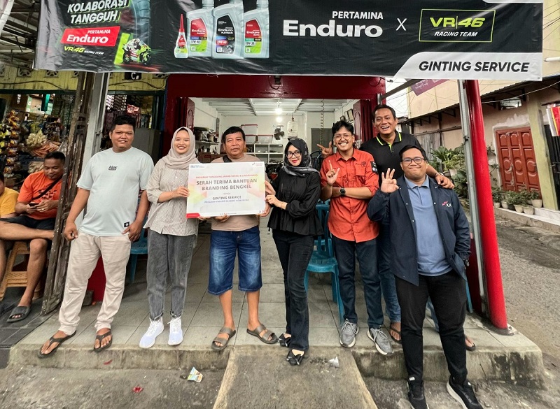 SERAHKAN: PT Pertamina Lubricants Sales Region I mneyerahkan branding bengkel kepada bengkel Service Ginting. ISTIMEWA/SUMUT POS