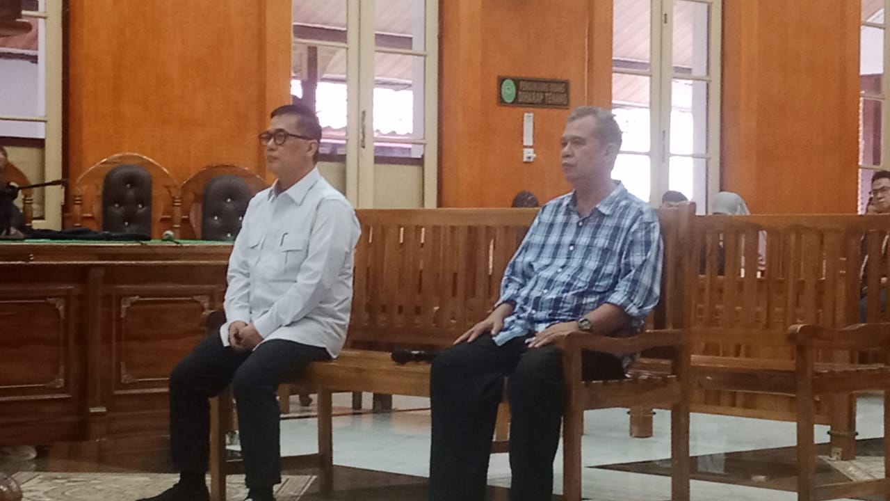 VONIS: Mantan Sekdis Kesehatan Sumut, Aris Yudhariansyah dan Ferdinand Hamzah selaku PPK terdakwa kasus korupsi menjalani sidang putusan di Pengadilan Tipikor Medan, Senin (10/3) sore.AGUSMAN/SUMUT PO
