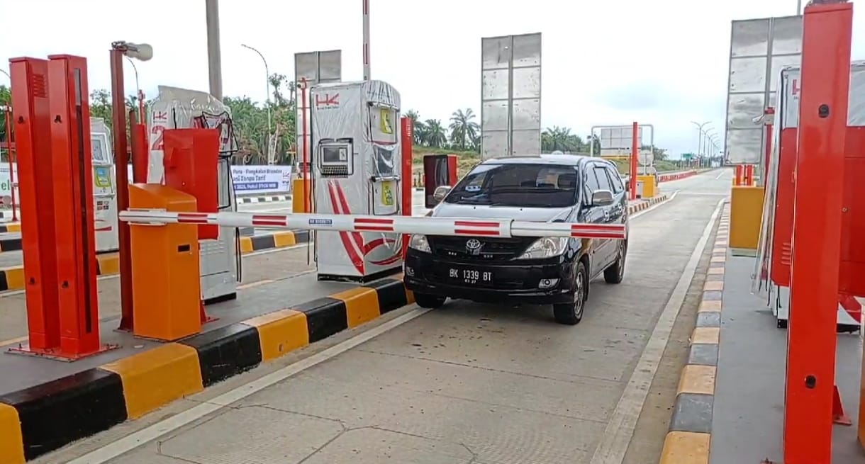 MASUK: Pengendara saat masuk keluar Gerbang Tol Tanjungpura-Pangkalanbrandan.(Istimewa/Sumut Pos )