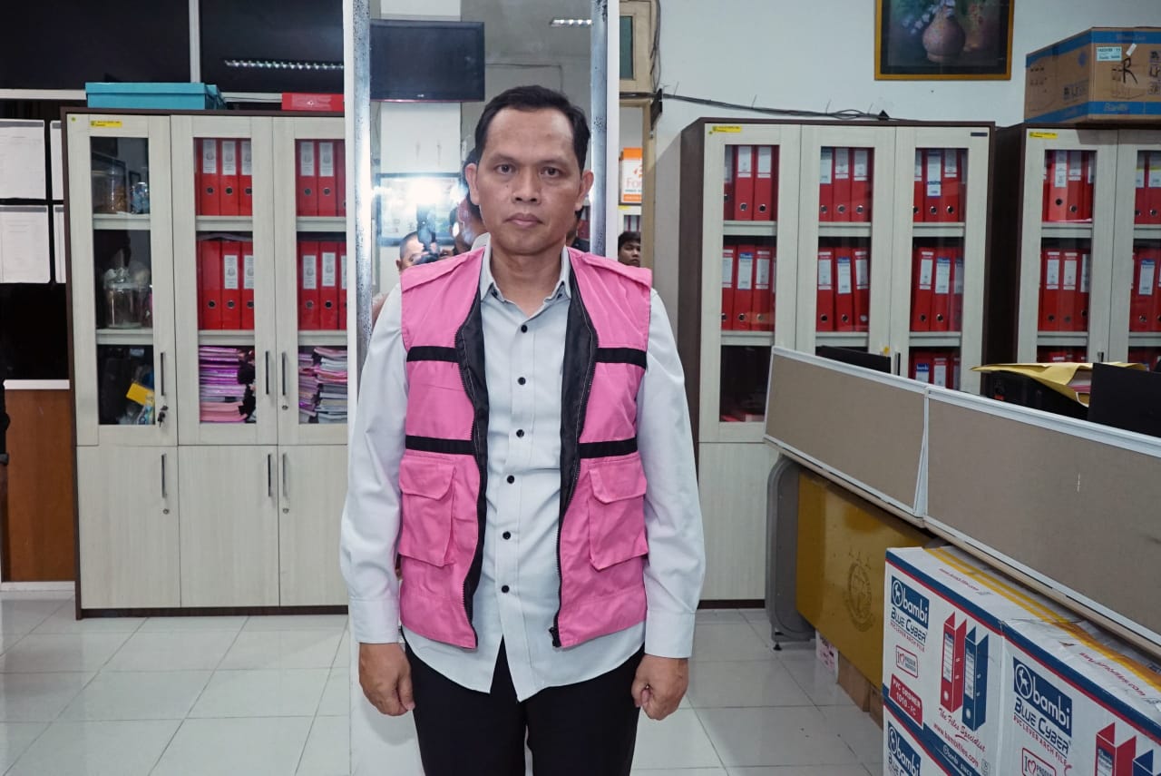 DITAHAN: Kadisparekraf Provsu, Zumri Sulthony ditahan kejaksaan terkait dugaan korupsi penataan Benteng Putri Hijau, Selasa (11/3). (Ist)