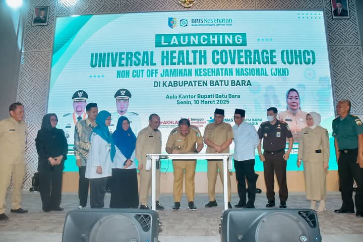 BERSAMA: Bupati Batubara Baharuddin Siagian bersama  Kepala BPJS Cabang Kisaran  Sri Widyastuti, S.K.M  melounching  Program Universal Health Coverage (UHC)  di Kabupaten Batubara, Senin(10/3/2025).