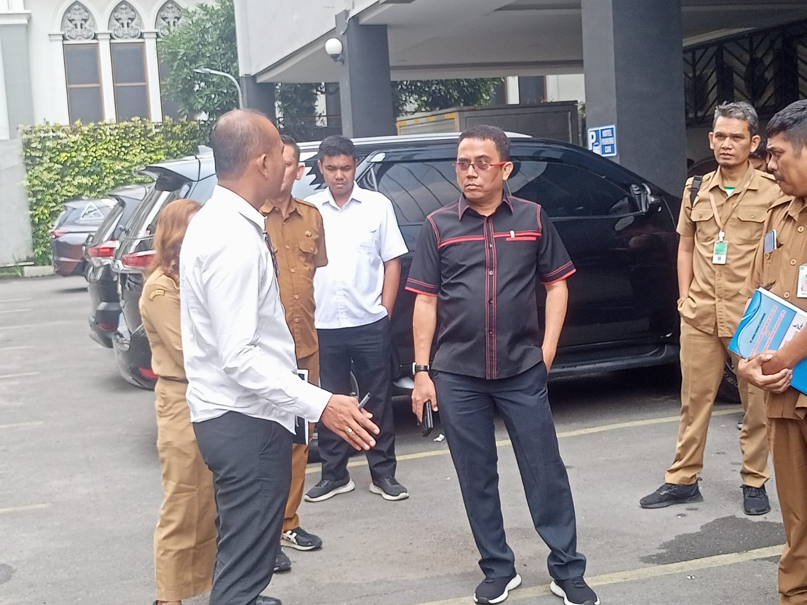 KUNJUNGI: Ketua komisi IV DPRD Medan, Paul Simanjuntak dan perwakilan dinas terkait saat mengunjungi Grand Central Premier Hotel Medan, Jalan Merak Jingga, Medan, Senin (10/3/2025) sore. MARKUS PASARI
