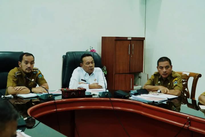 RAKOR: Wali Kota Tebingtinggi Iman Irdian Saragih bersama Wakil Wali Kota Chairil Mukmin Tambunan memimpin rapat kordinasi bersama OPD dan Camat di Gedung Balai Kota Jalan Sutomo Kota Tebingtinggi.
