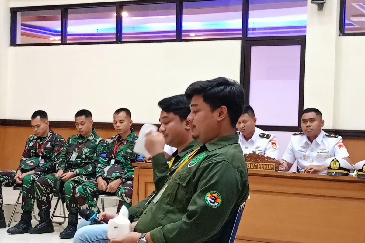 SIDANG: Para pelaku penembakkan bos rental mobil saat mengikuti sidang. (Dok: ist)
