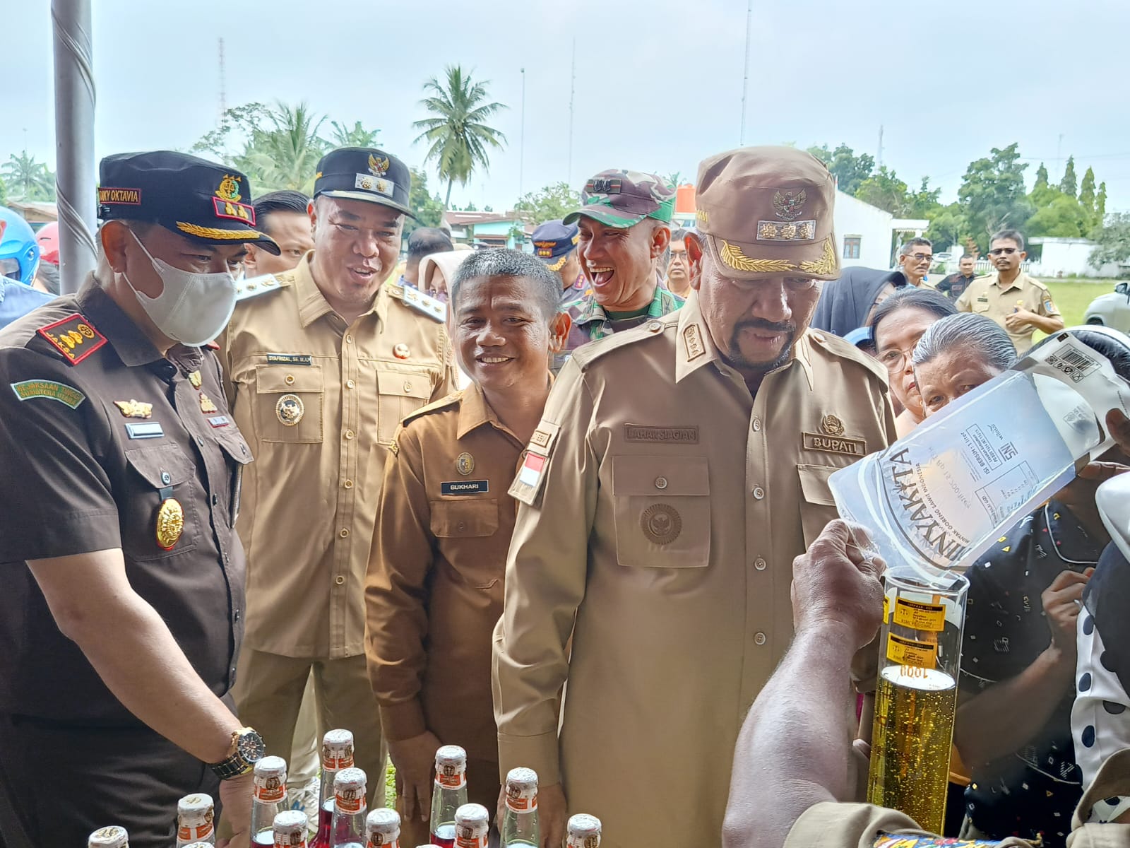 PASAR MURAH : Bupati Batubara bersama Wakil Bupati, Kejari Batubara, Dandim 0208/As Letkol  Inf Muhamad Bassarew, Kapolres Batubara diwakili  Kasat Intelkam meninjau Operasi pasar Murah.