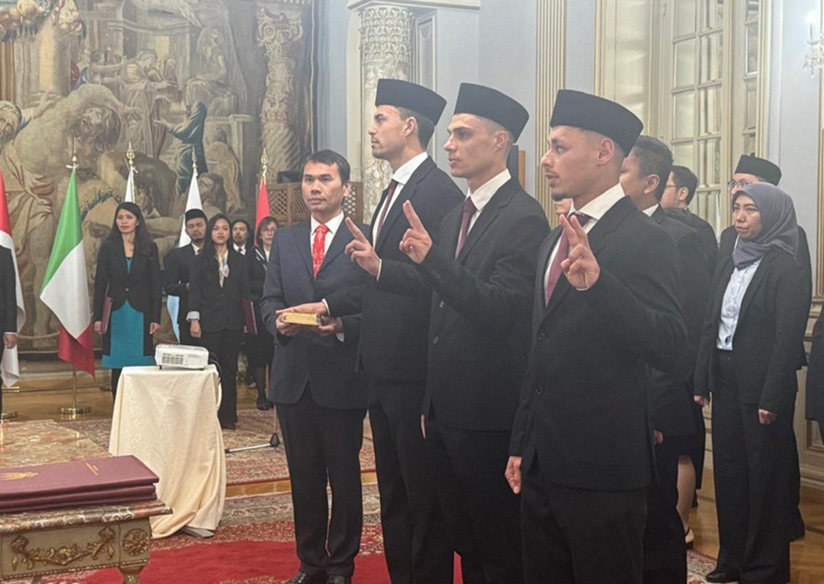 SUMPAH: Emil Audero, Joey Mathijs Pelupessy, dan Dean Ruben James saat diambil sumpah jadi WNI, Roma, Senin (10/3/2025). (Dok: Kemehum)