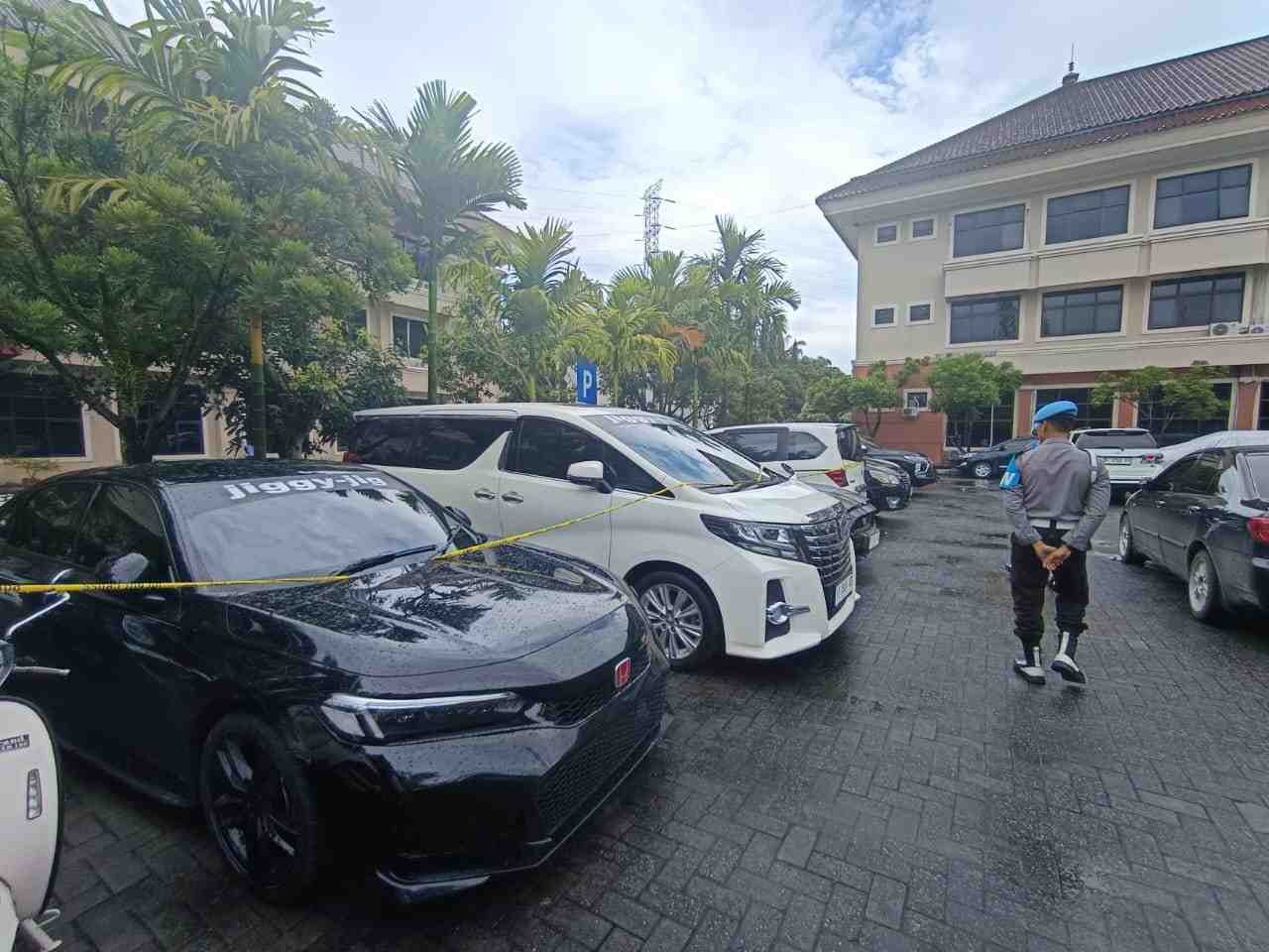 DISITA: Sejumlah mobil dan sepeda motor milik Catur Adi Prianto disita Mabes Polri atas dugaan TPPU dari hasil peredaran narkoba yang dilakoninya. FOTO: JAWA POS