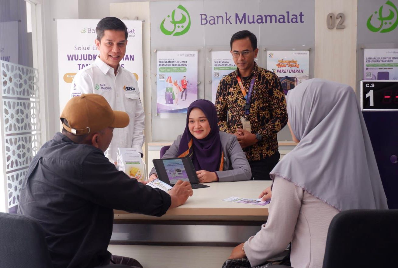 LAYANI: Karyawan Bank Muamalat saat melayani nasabah. (Dok: Bank Muamalat)