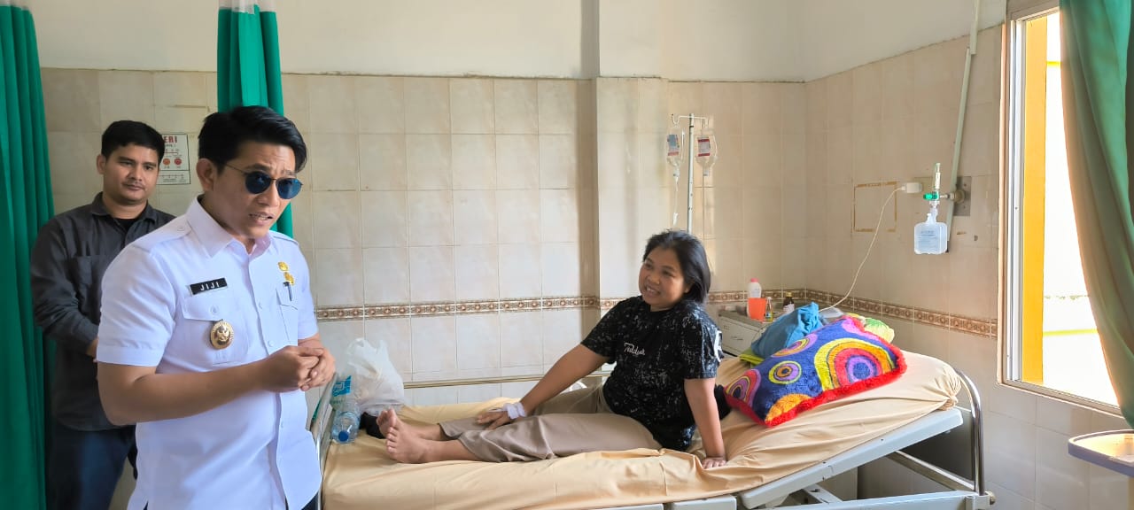 SIDAK: Wawako Binjai, Hasanul Jihadi saat sidak dan mengobrol dengan keluarga pasien di RSUD Djoelham. (Teddy Akbari/Sumut Pos)