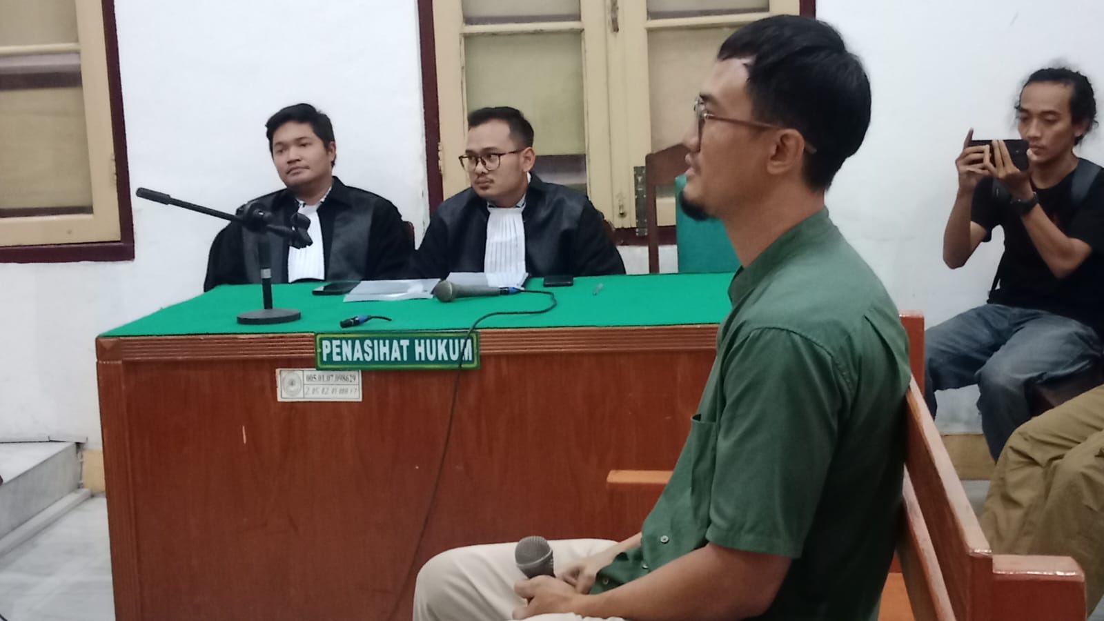 SIDANG: Mantan pemain Timnas U-20, Irfan Raditya, terdakwa kasus koripsi membacakan pledoi di Pengadilan Tipikor Medan, Rabu (12/3). FOTO:AGUSMAN/SUMUT POS
