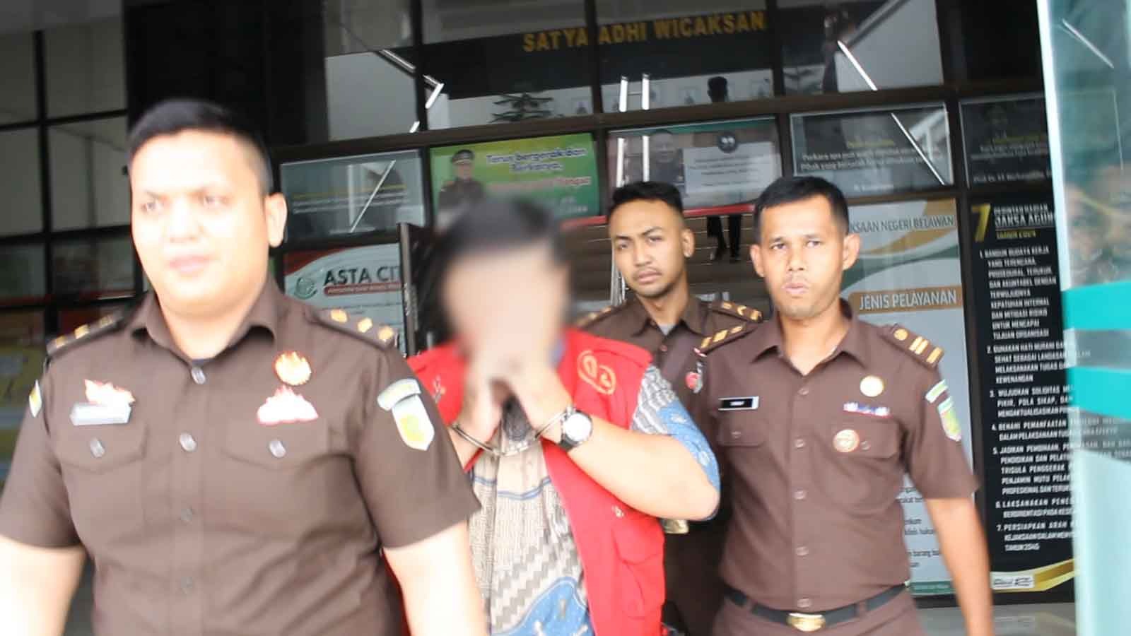 DITAHAN: Kejari Belawan melakukan penahanan terhadap tersangka Inisial NHPL dengan dugaan perkara tindak pidana korupsi Pembangunan Gedung Konstruksi Dalam Pengerjaan. FOTO: ISTIMEWA/SUMUT POS.