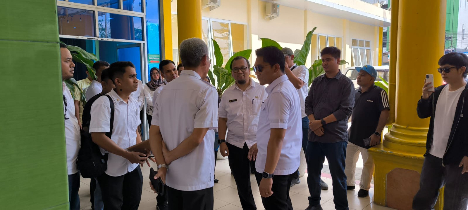 SIDAK: Wawako Binjai, Hasanul Jihadi saat sidak di RSUD Djoelham bersama Kepala Inspektorat, Eka Edi Saputra, Plt Direktur RSUD Djoelham, dr Romy Ananda Lukman. foto: Teddy Akbari/Sumut Pos