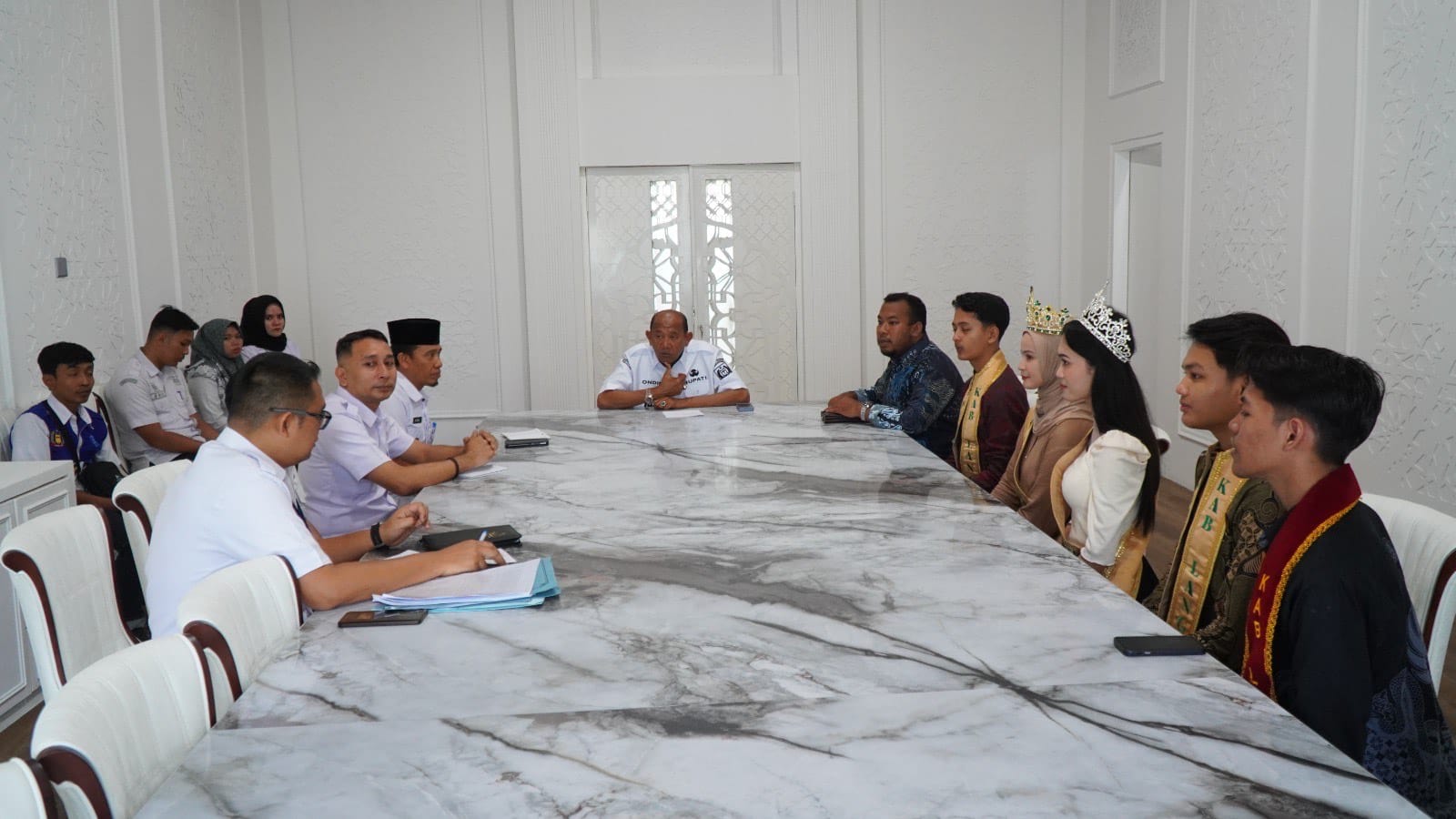 Diskominfo Langkat/Sumut Pos  AUDIENSI: Bupati Langkat, Syah Afandin saat menerima audiensi Putra Putri Langkat di ruang kerjanya.