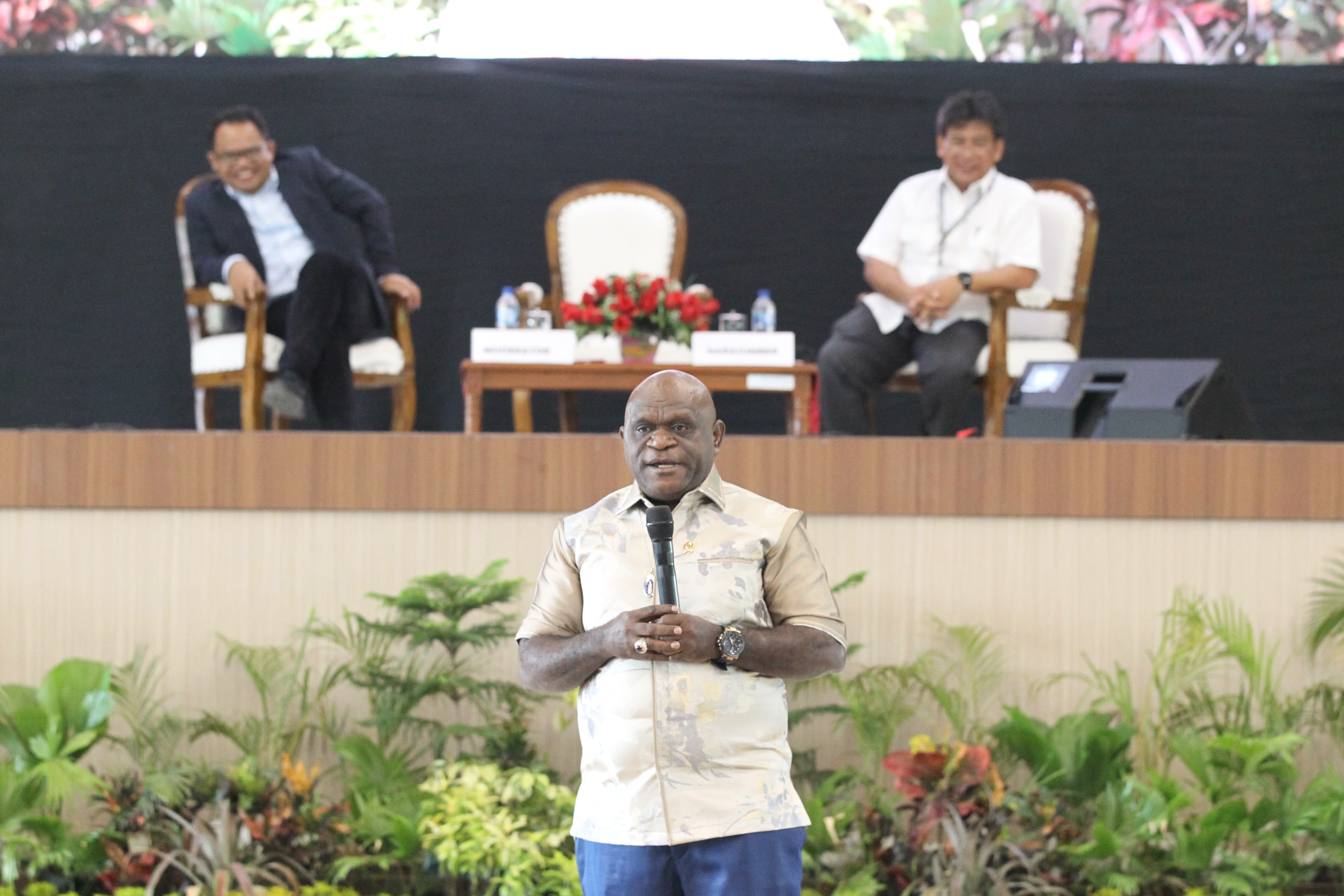 Menteri Hak Asasi Manusia (HAM), Natalius Pigai saat mengisi Kuliah Umum di Universitas HKBP Nommensen, Jumat (14/3/2025).