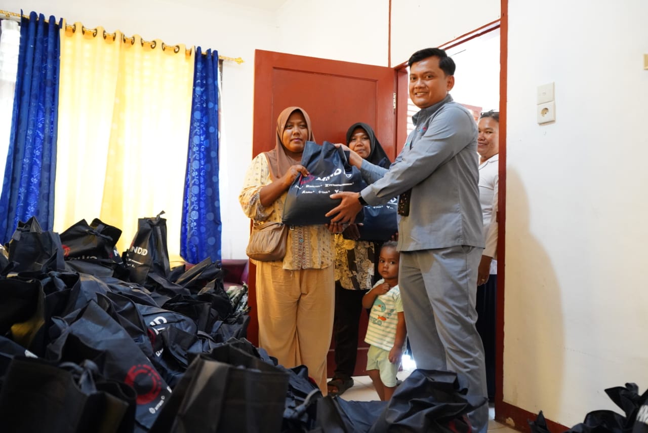 Perwakilan PT Inalum saat menyakurkan sembako kepada masyarakat.
