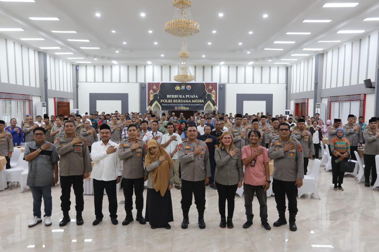 BERSAMA: Kapolda Sumut, Irjen Pol Whisnu Hermawan Februanto foto Bersama Ketua PWI Sumut Farianda Putra Sinik dan awak media di sela-sela Buka Puasa Bersama Polri di Aula Tribrata Polda Sumut.
