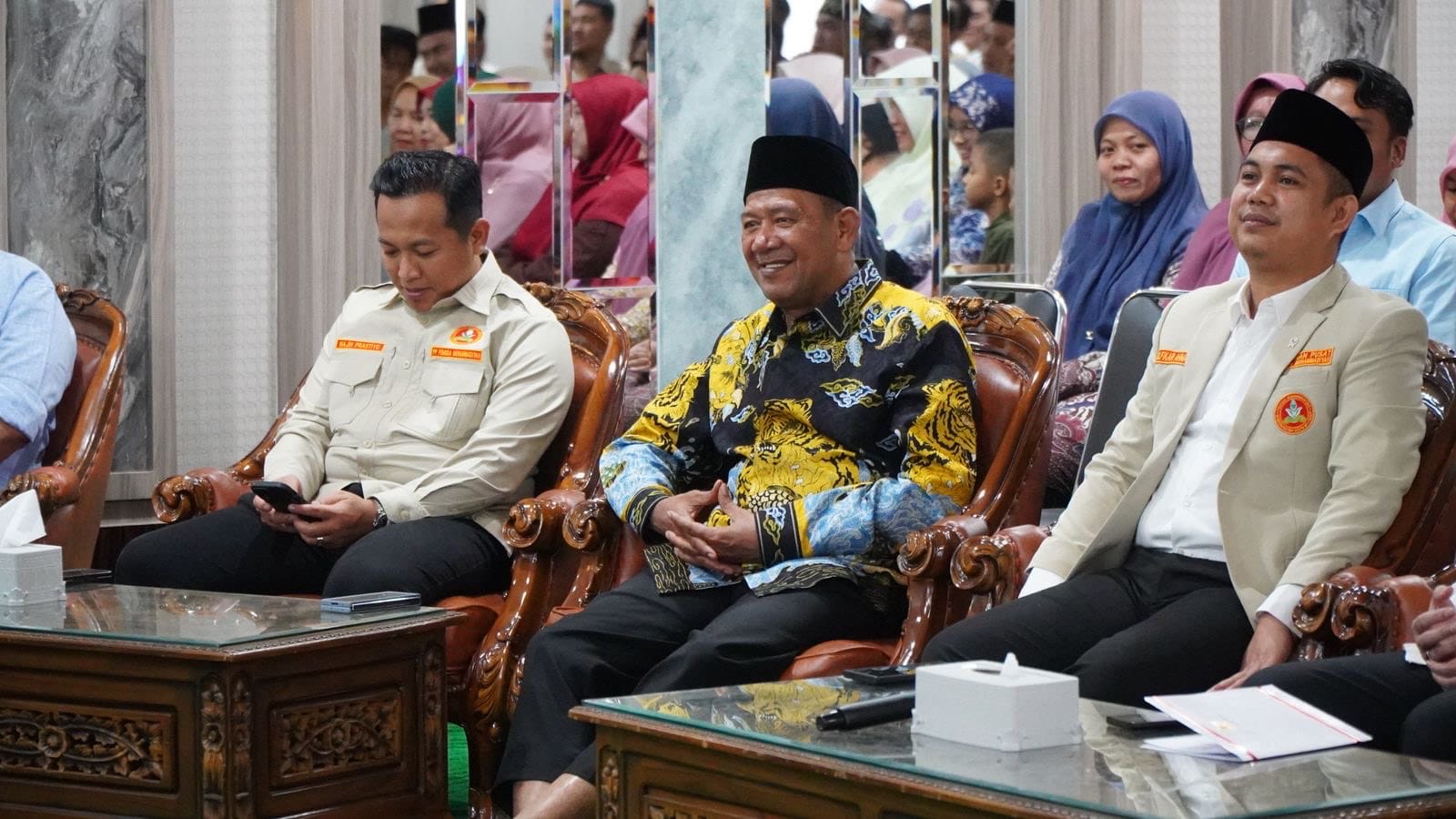 HADIRI: Bupati Langkat, Syah Afandin saat menghadiri buka puasa bersama dengan PWPM Sumut. FOTO: Diskominfo Langkat by Sumut Pos.