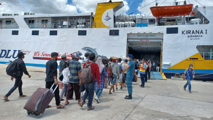 MUDIK: Para pemudik menaiki kapal laut. ILUSTRASI.
