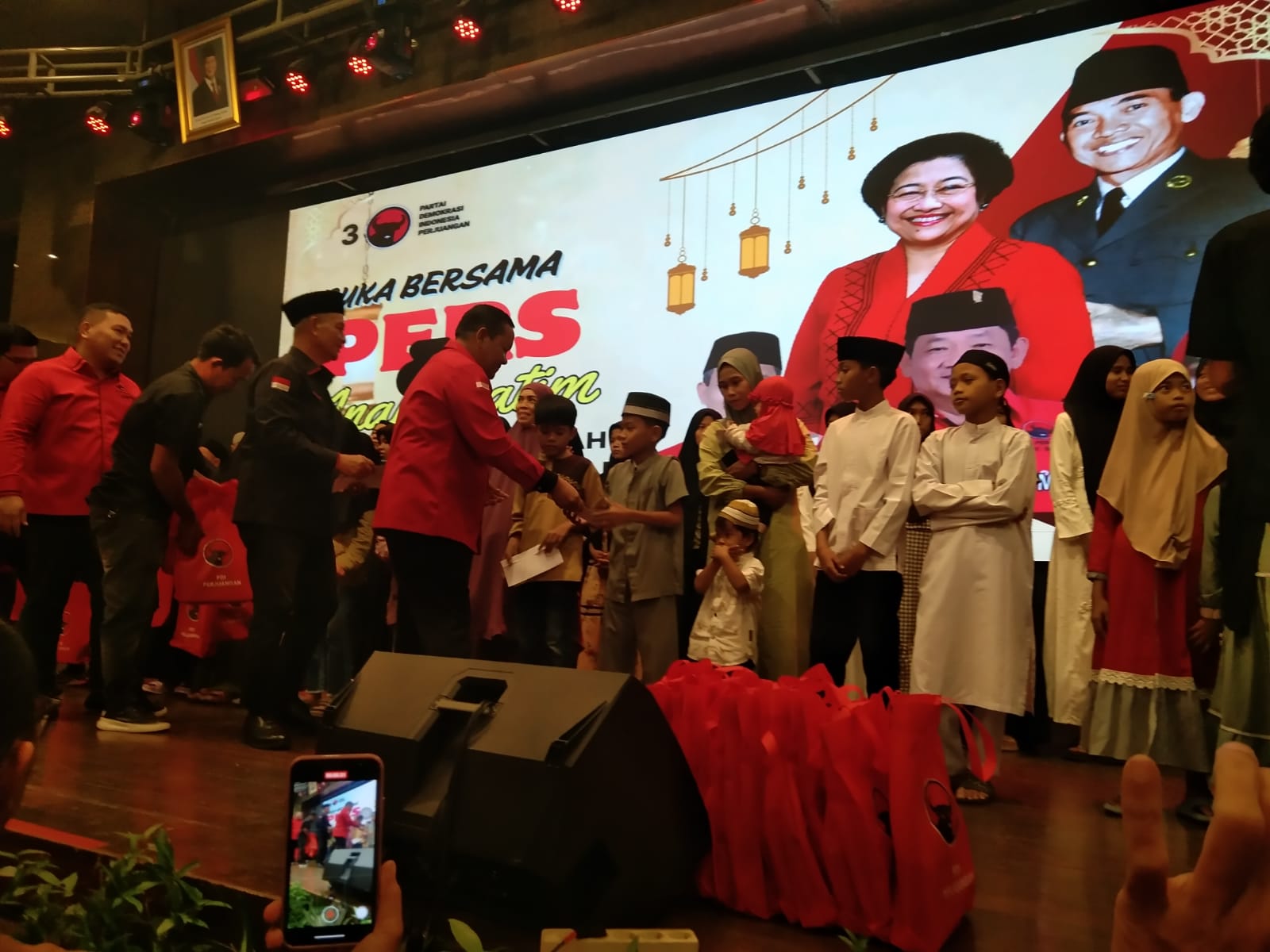 Ketua DPD PDI Perjuangan Sumut Rapidin Simbolon dan Sekretaris Sutarto menyantuni anak yatim piatu pada acara buka puasa bersama di Hotel Grand Mercure Medan, Sabtu (15/3/2025).