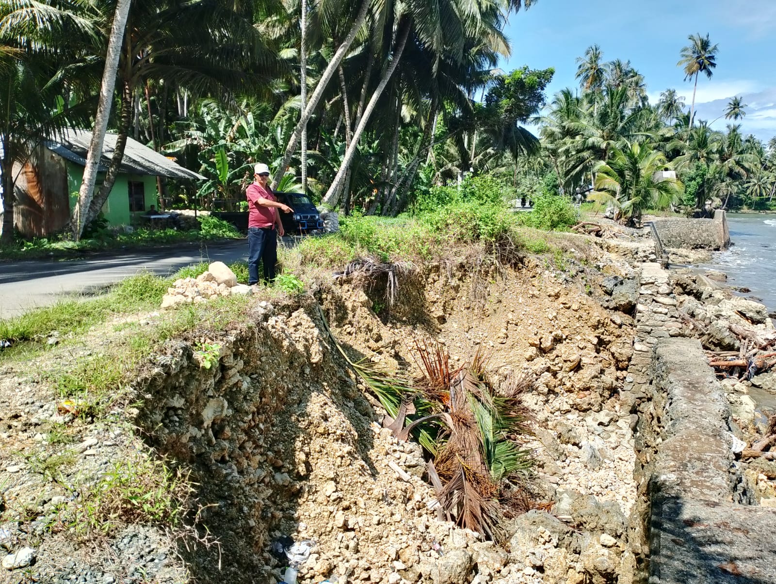 AMBLAS: Jalan Nasional KM 7 Teluk Dalam - Gunungsitoli amblas dan terancam putus, Sabtu (15/3/2025) FOTO: EURISMAN/SUMUT POS