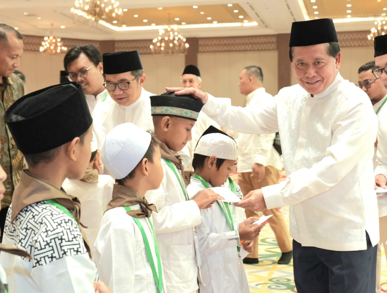 SANTUNAN: Direktur Utama BSI Hery Gunardi  saat memberikan santunan kepada anak-anak yatim di JCC Senayan Jakarta, Jumat (14/3/2025) ISTIMEWA/SUMUT POS.