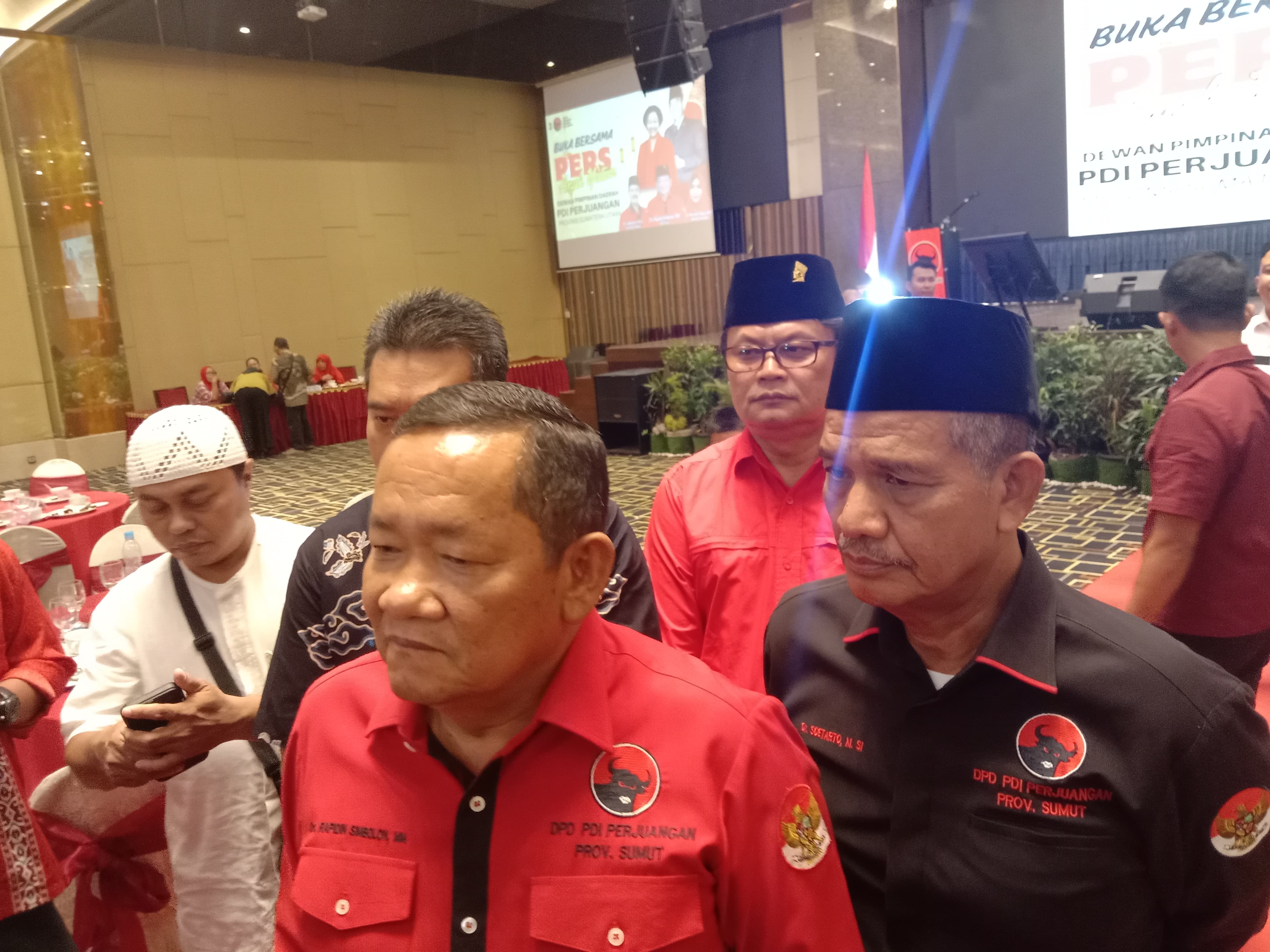 BUKBER: Ketua DPD PDI-P Sumut, Drs. Rapidin Simbolon di sela-sela buka puasa bersama dengan insan pers. MARKUS PASARIBU/SUMUT POS