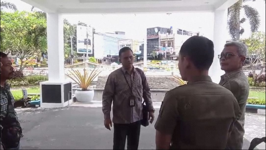 DUPLIKAT: Anak korban dugaan malapraktik, Tiopan Tarigan (tengah) saat menyoal penolakan duplikat rekaman CCTV pada RSUD Djoelham kepada Kepala Inspektorat Binjai, Eka Edi Saputra di balai kota. FOTO: