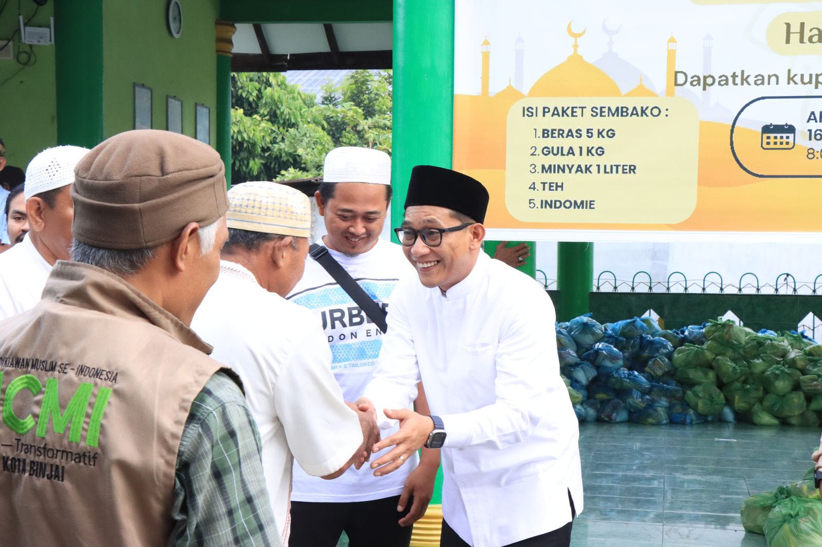 BAZAR: Wawako Binjai, Hasanul Jihadi saat bersalaman dengan masyarakat dalam kesempatan menghadiri bazar sembako di Masjid Silaturahim, Binjai Utara. Diskominfo Binjai/Sumut Pos