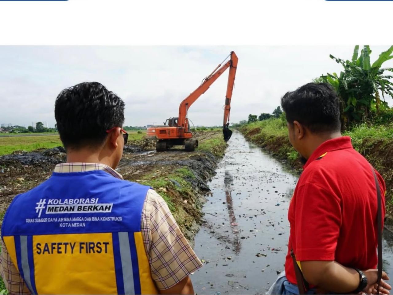 NORMALISASI: DINAS SDABMBK melakukan normalisasi sungai di Jalan Bilal. ISTIMEWA/SUMUT&nbsp;POS