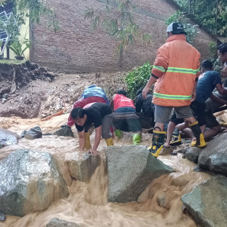 BANJIR: Air bercampur lumpur menggenango pemukiman warga akibat banjir yang melanda Kota Parapat. PRA EVASI/SUMUT POS