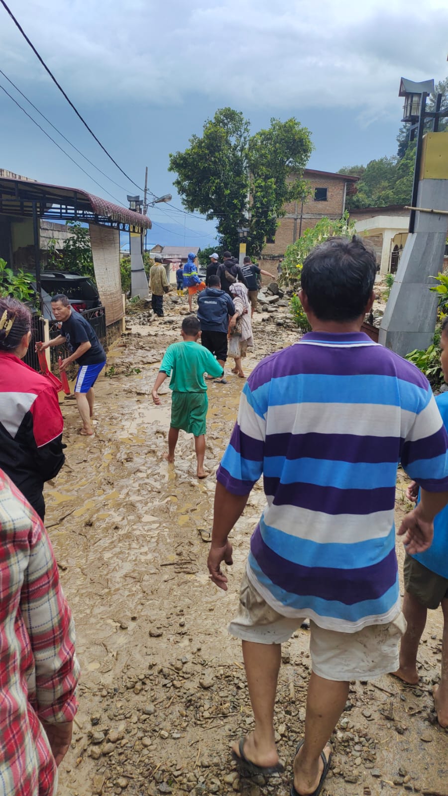 SELAMATKAN: warga menyelamatkan harta bendanya saat banjir menerjang kota parapat. PRA EVASI/SUMUT POS