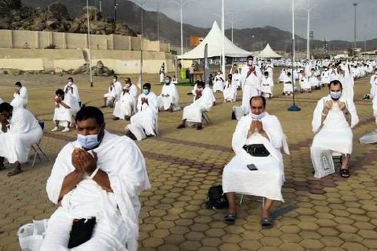 WUKUF: Jemaah haji wukuf di Padang Arafah, saat pandemi Covid-19. Tahun ini, ibadah haji berpeluang kembali dibuka. DOK/SUMUT POS.