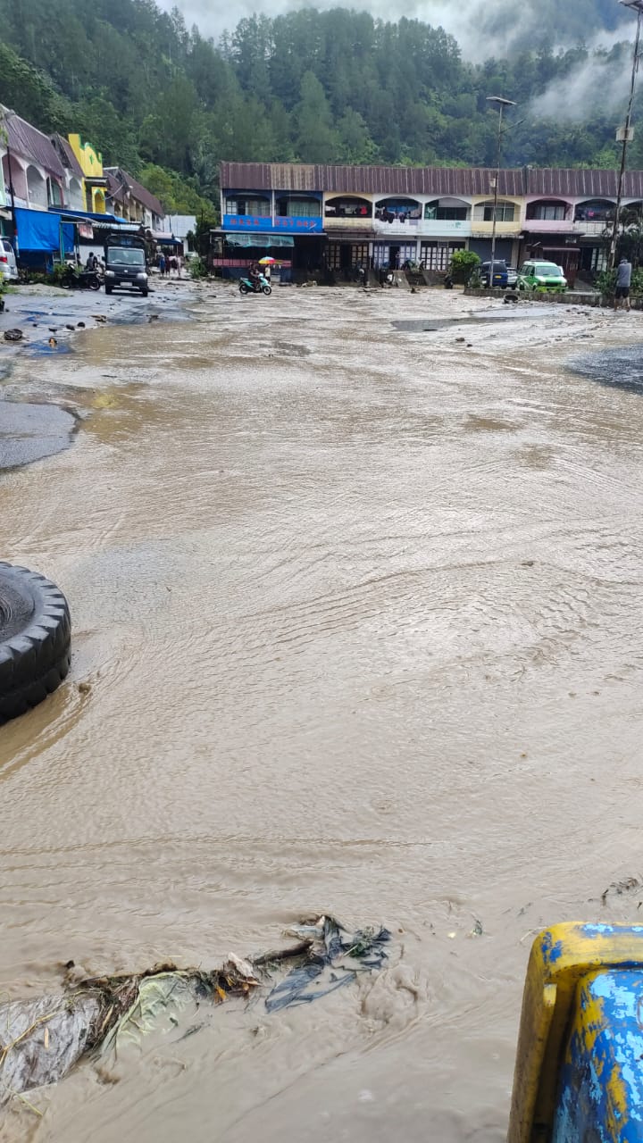 BERLUMPUR: Kota Paraapat diterjang banjir bandang yang mengakibatkan badan jalan berlumpur. PRA EVASI/SUMUTPOS