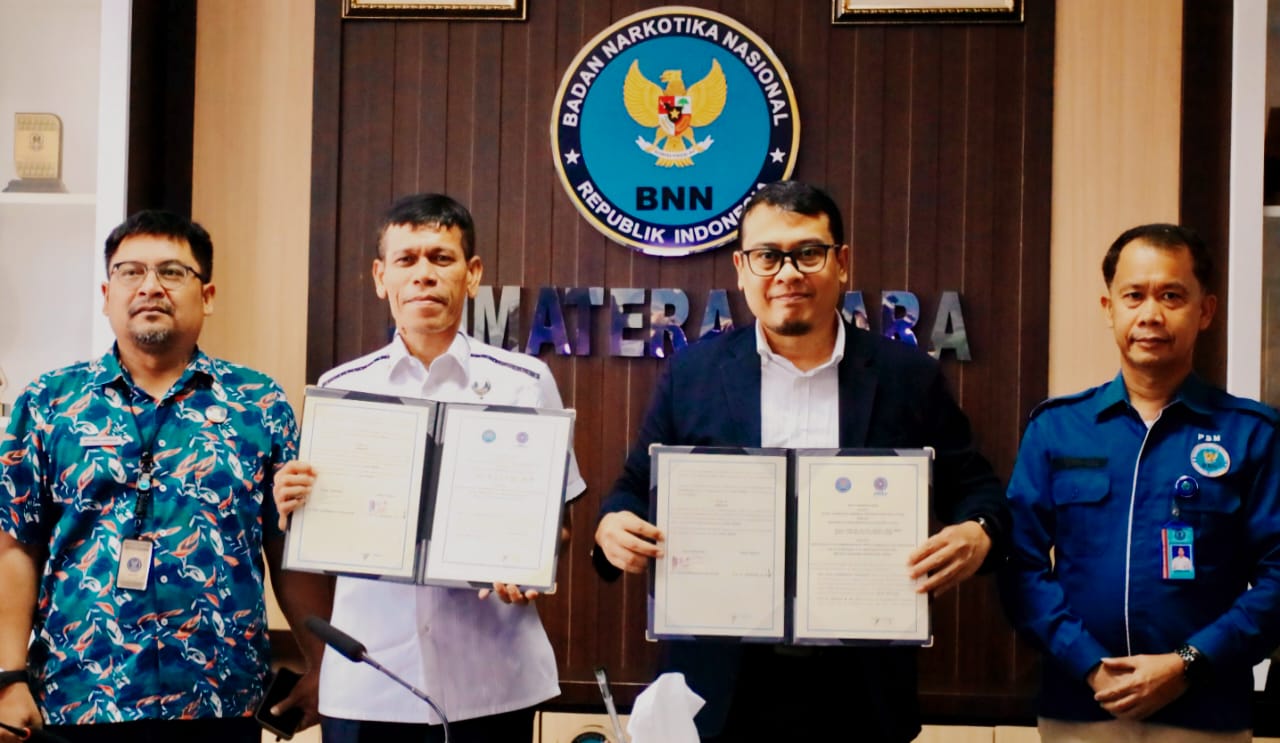 PERANGI NARKOBA: Wakil Rektor III UMSU Assoc Prof Dr Rudianto MSi (2 kanan) memegang naskah kerja sama dengan BNN Sumut. (ISTIMEWA/SUMUT POS)