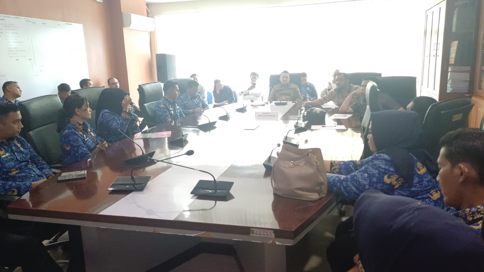 Komisi I DPRD Medan menggelar RDP dengan Camat Medan Kota. (Markus Pasaribu/Sumut Pos)