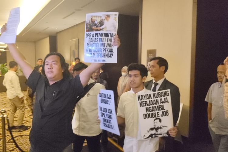 AKSI: Koalisi masyarakat sipil menggelar aksi saat rapat tertutup RUU TNI di Jakarta. (Dok: ist)