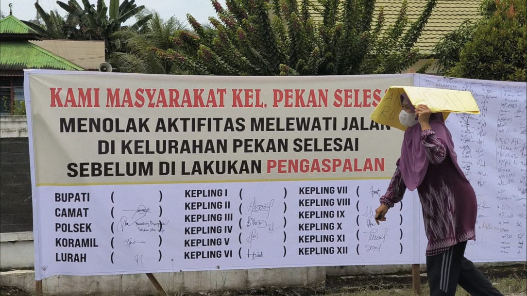 BLOKIR: Masyarakat melakukan aksi blokir jalan di depan Kantor Kecamatan Selesai. FOTO: Teddy Akbari/Sumut Pos