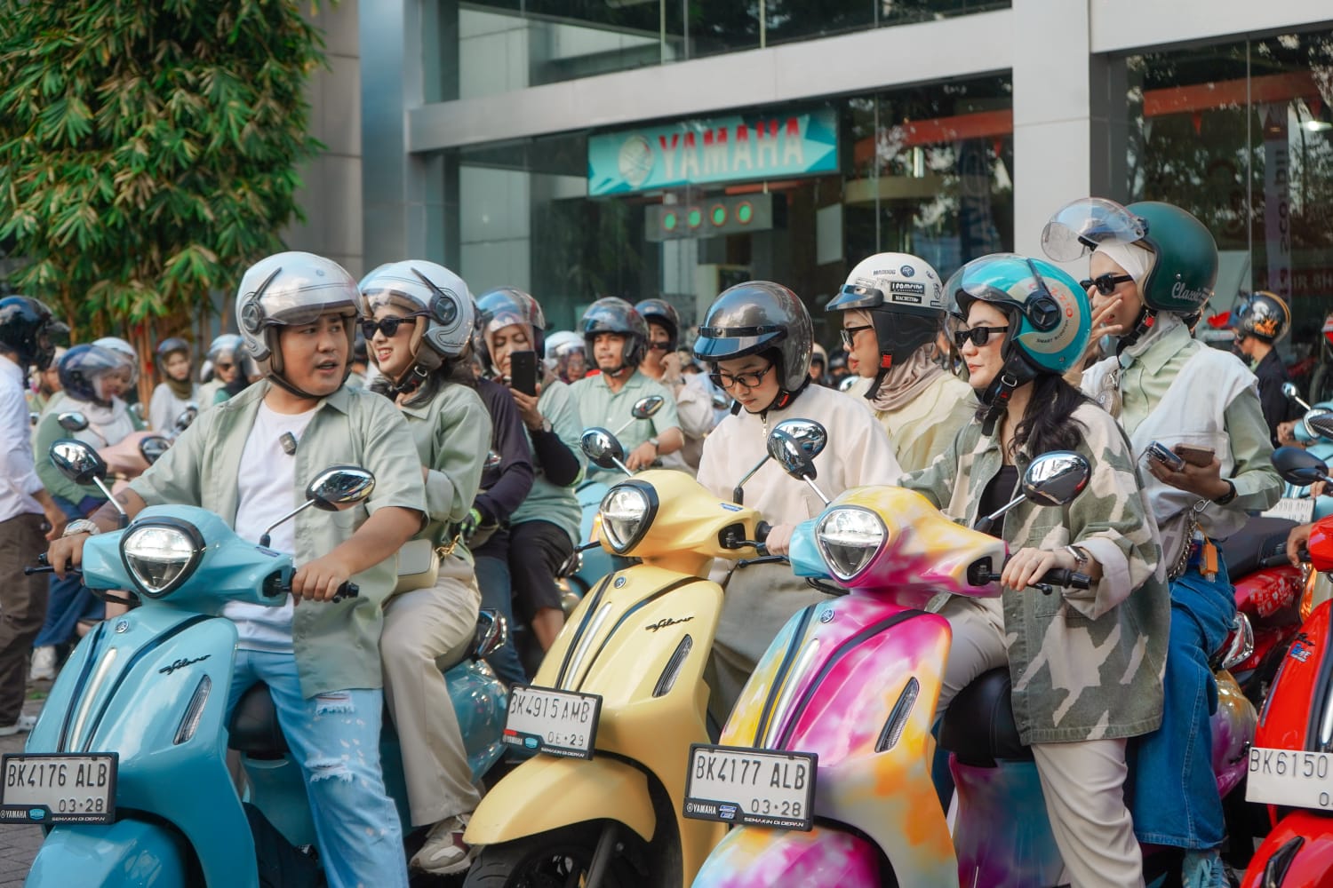 RAMAI: Para peserta touring Grand Filano diberangkatkan dari Sentral Yamaha Medan. (Foto Alfa Scorpii)