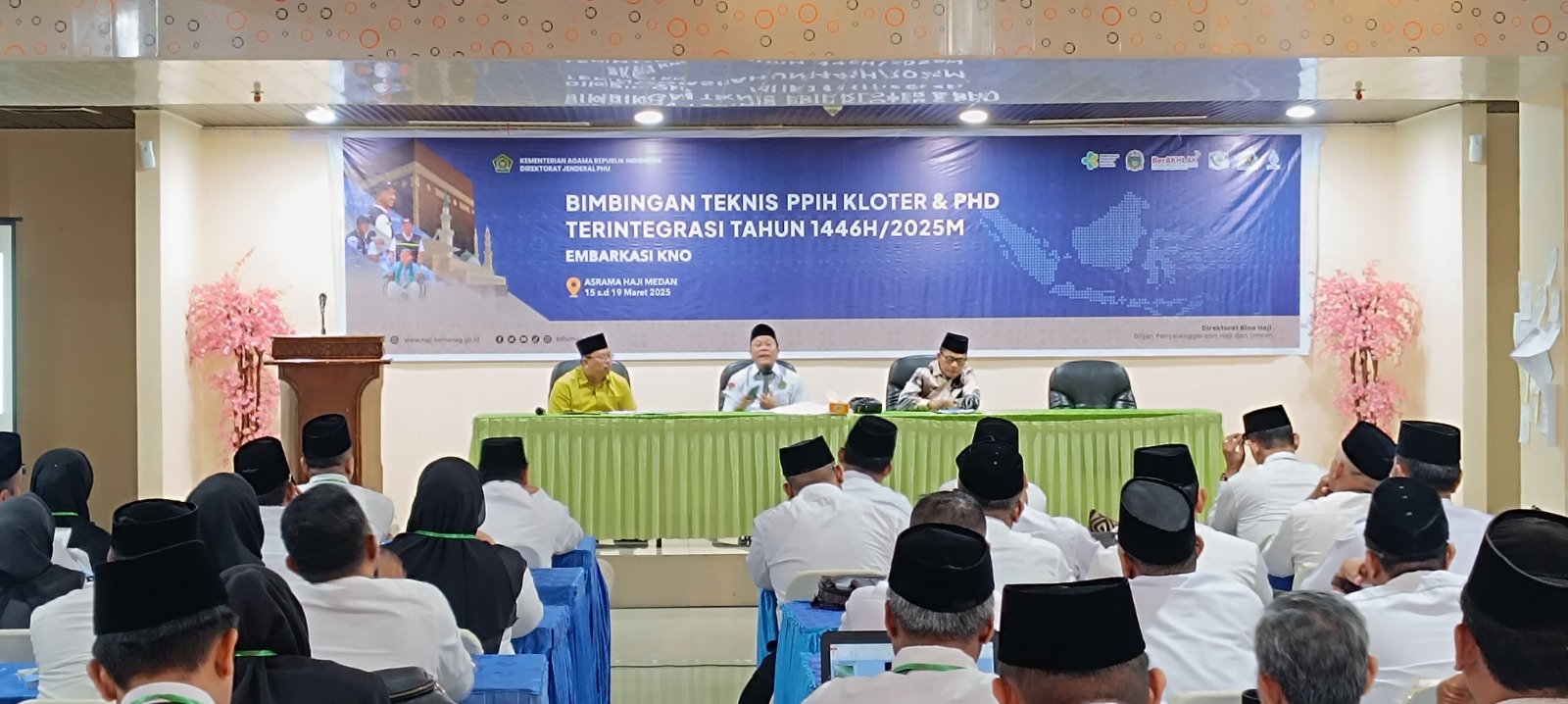 NARASUMBER: Kepala Kanwil Kemenag Sumut, Ahmaq Qosbi menjadi narasumber dalam Bimtek PPIH Kloter dan PHD di Asrama Haji Medan, Senin (17/3). (Istimewa/Sumut Pos)