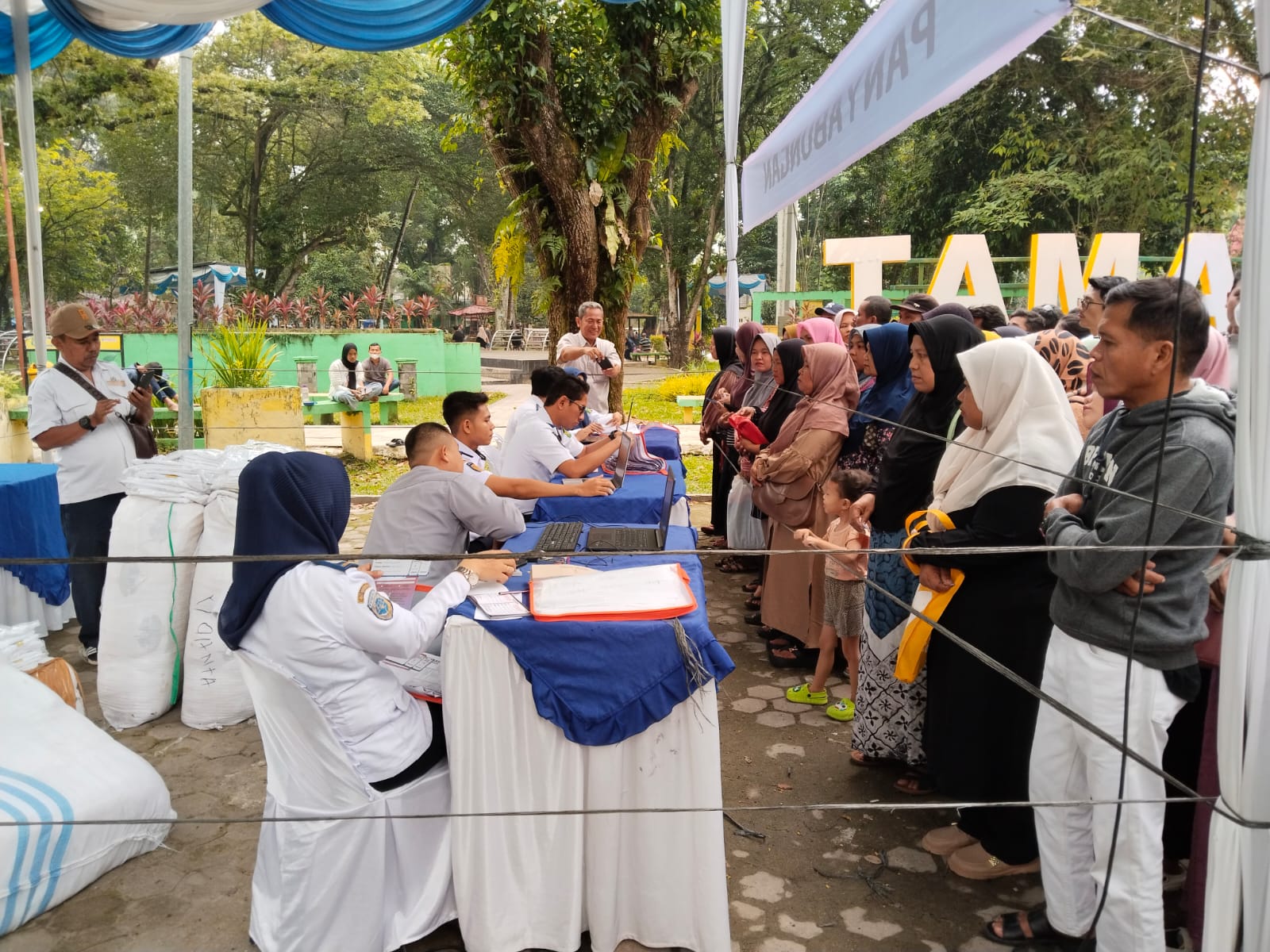 AMBIL TIKET: Calon penumpang mudik gratis Pemko Medan antre mengambil tiket di Taman Ahmad Yani Medan. FOTO: MARKUS PASARIBU