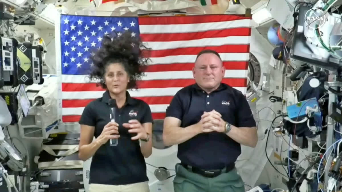 stronot NASA Butch Wilmore (kanan) dan Suni Williams siaran langsung dari Stasiun Luar Angkasa Internasional (ISS) pada 13 September 2024