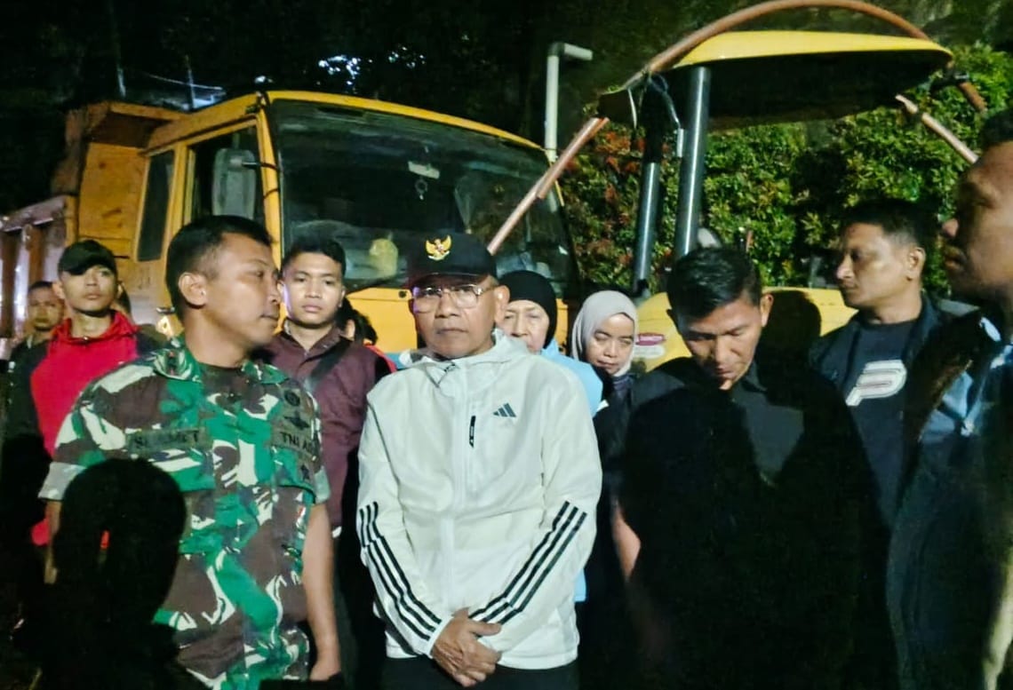 TINJAU: Bupati Simalungun didampingi Wakil Bupati Benny Gusman Sinaga saat meninjau banjir di kota Paarapat, Senin 917/3). FOTO: PRA EVASI/SUMUT POS
