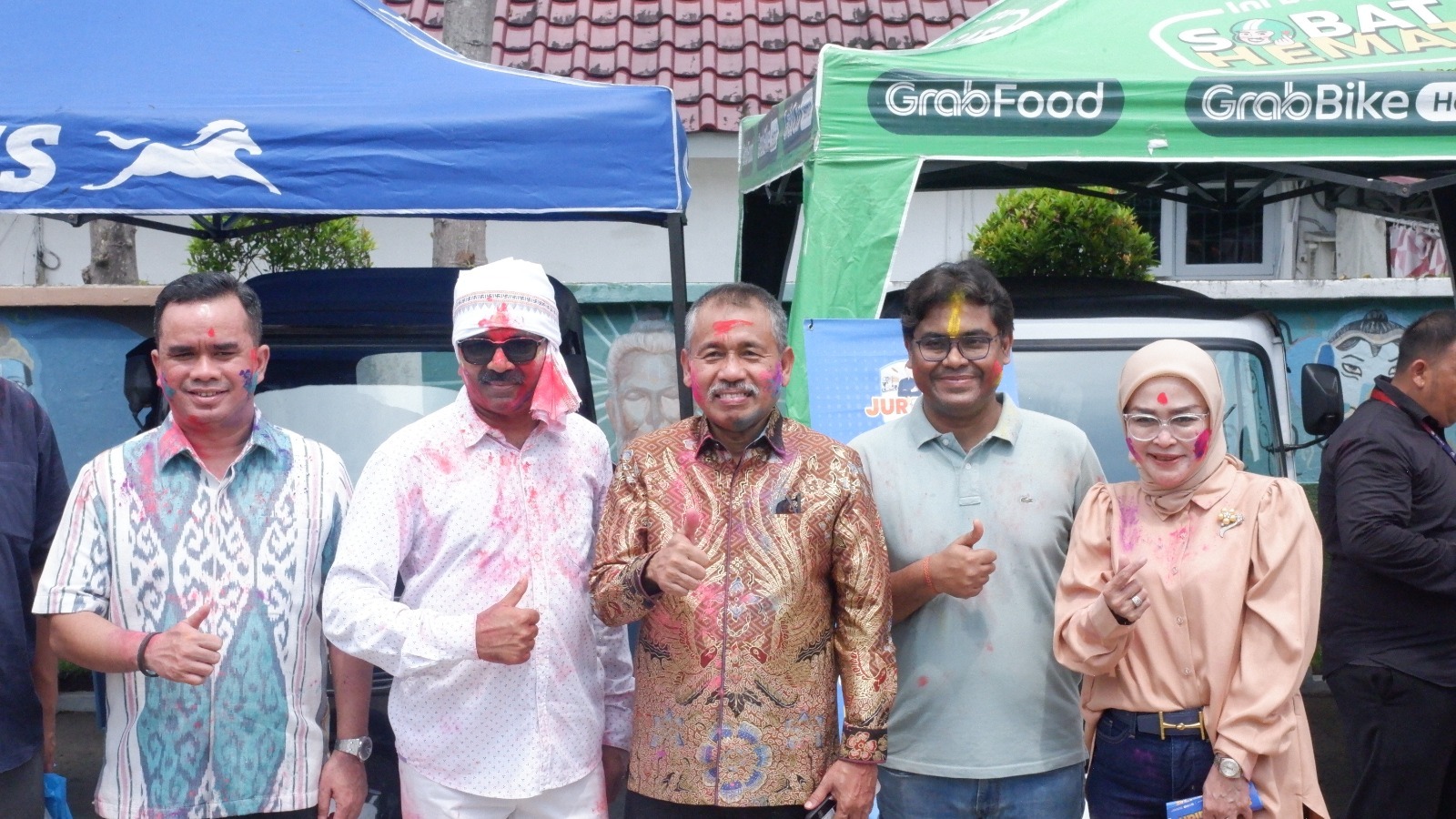 FESTIVAL HOLI: Konsul Jenderal India di Medan, Ravi Shanker Goel di sela-sela festival Holi di Medan. FOTO: ISTIMEWA/SUMUT POS.