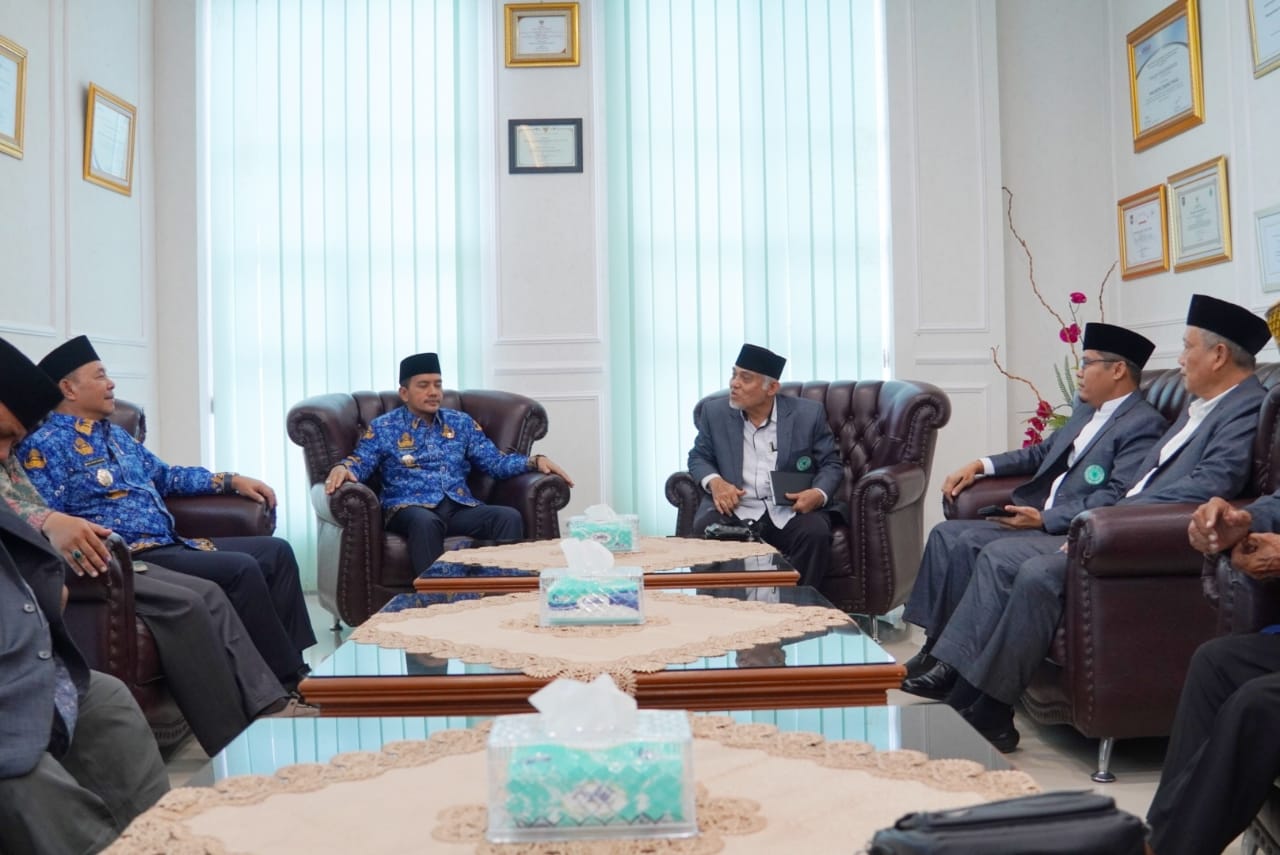DUKUNGAN: Wali Kota Tebingtinggi Iman Irdian Saragih memberikan di dukungan kepada Majelis Ulama Indonesia (MUI) Kota Tebingtinggi atas tiga program MUI.ISTIMEWA/SUMUT POS