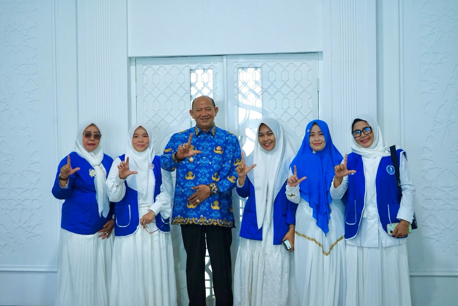 BERSAMA: Bupati Langkat, Syah Afandin foto bersama dengan IWAPI usai menerima audiensinya.Diskominfo Langkat/Sumut Pos