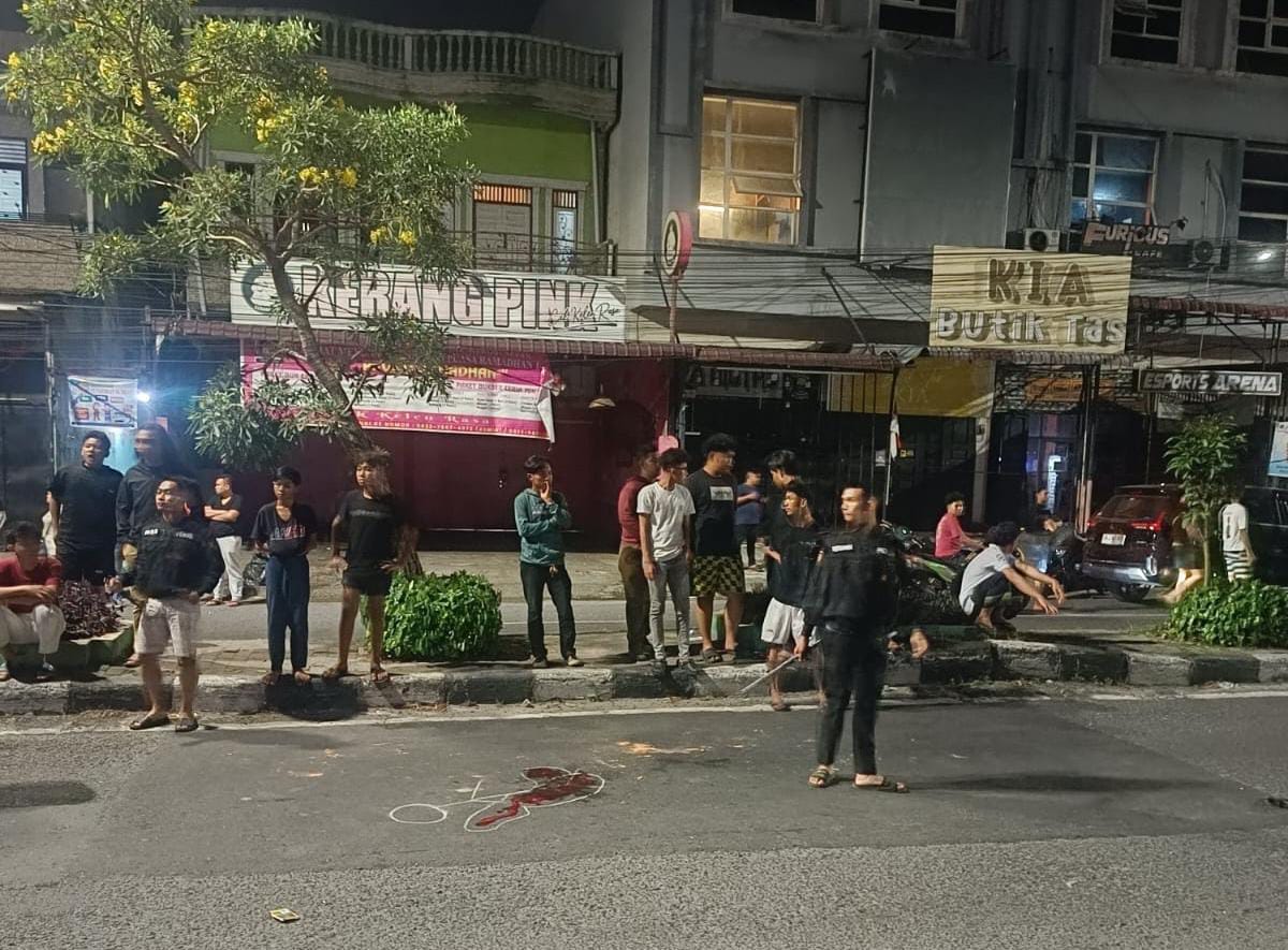 TAWURAN: Suasana di Jalan Halat Medan, seusai tawuran antar kelompok pemuda pada Selasa (18/3/2025) subuh. ISTIMEWA/SUMUTPOS