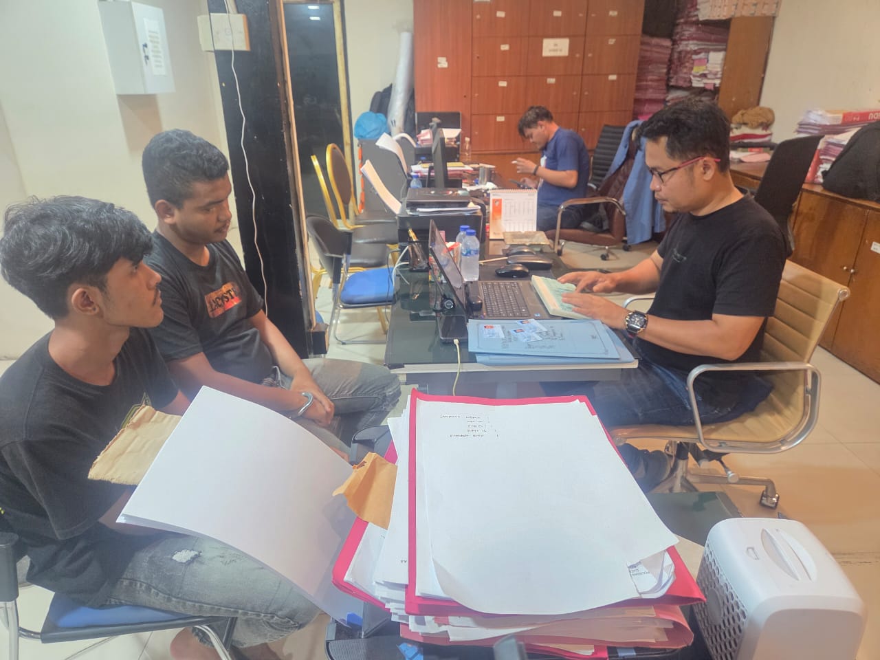 DIPERIKSA: Kedua tersangka saat menjalani  pemeriksaan oleh penyidik. (Istimewa/Sumut Pos)