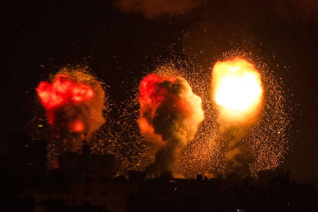 Kobaran api serangan Israel di jalur Gaza.